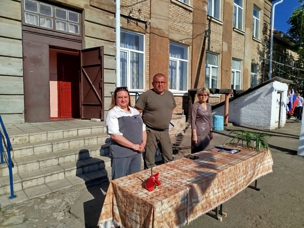 Председатель Совета Славяносербского муниципального округа, заместитель Секретаря местного отделения партии «Единая Россия» Антонина Гречишкина: «Низкий поклон учителям, которые учили настоящим жизненным ценностям, прививали... Председатель Совета Славяносербского муниципального округа, заместитель Секретаря местного отделения партии «Единая Россия» Антонина Гречишкина: «Низкий поклон учителям, которые учили настоящим жизненным ценностям, прививали...