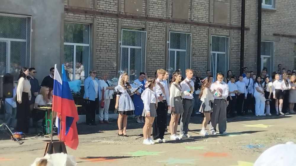 На всей территории Антрацитовского муниципального округа для школьников прозвучал Последний звонок На всей территории Антрацитовского муниципального округа для школьников прозвучал Последний звонок