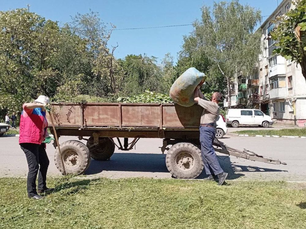 Сергей Колягин: Сегодня в городе Первомайске состоялось очередное общественное уборочное мероприятие, которое в этот раз затронуло одну из центральных улиц города Первомайска – улицу Макушкина Сергей Колягин: Сегодня в городе Первомайске состоялось очередное общественное уборочное мероприятие, которое в этот раз затронуло одну из центральных улиц города Первомайска – улицу Макушкина