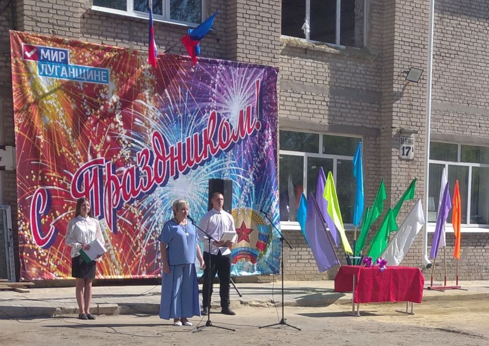 Председатель Совета Славяносербского муниципального округа, заместитель Секретаря местного отделения партии «Единая Россия» Антонина Гречишкина: «Низкий поклон учителям, которые учили настоящим жизненным ценностям, прививали... Председатель Совета Славяносербского муниципального округа, заместитель Секретаря местного отделения партии «Единая Россия» Антонина Гречишкина: «Низкий поклон учителям, которые учили настоящим жизненным ценностям, прививали...