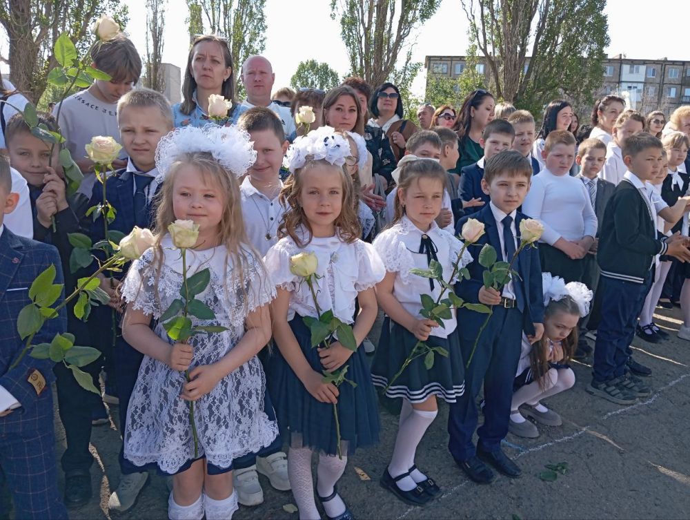 В ровеньковской школе №3 сегодня прозвенел последний звонок! Торжественная линейка, посвященная этому важному событию, объединила выпускников, их учителей, родителей и многочисленных гостей В ровеньковской школе №3 сегодня прозвенел последний звонок! Торжественная линейка, посвященная этому важному событию, объединила выпускников, их учителей, родителей и многочисленных гостей