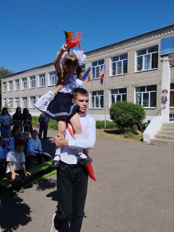 В школах Краснодонщины прозвенел последний звонок В школах Краснодонщины прозвенел последний звонок