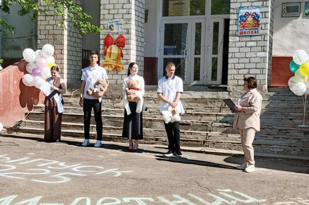 Завершился учебный 2024/25 год торжественными линейками в Свердловском округе! Завершился учебный 2024/25 год торжественными линейками в Свердловском округе!