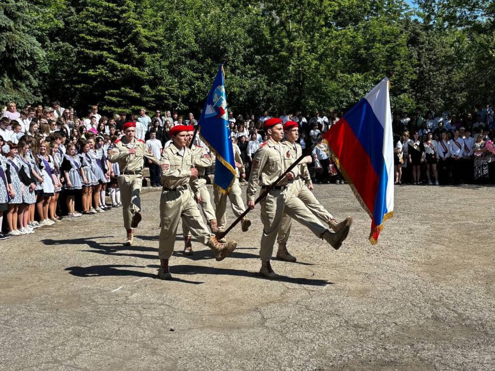Звенит звонок – приглашает во взрослую жизнь Звенит звонок – приглашает во взрослую жизнь