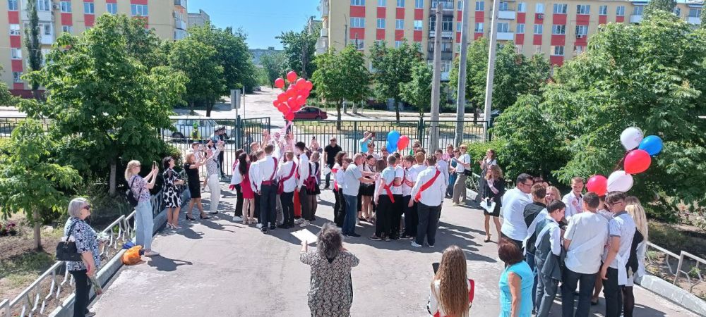 Яна Сылкина: Сегодня, как и во свей Республике, для северодонецких школьников прозвучал последний звонок Яна Сылкина: Сегодня, как и во свей Республике, для северодонецких школьников прозвучал последний звонок