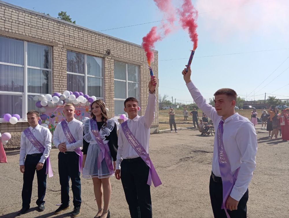 В ровеньковской школе №3 сегодня прозвенел последний звонок! Торжественная линейка, посвященная этому важному событию, объединила выпускников, их учителей, родителей и многочисленных гостей В ровеньковской школе №3 сегодня прозвенел последний звонок! Торжественная линейка, посвященная этому важному событию, объединила выпускников, их учителей, родителей и многочисленных гостей