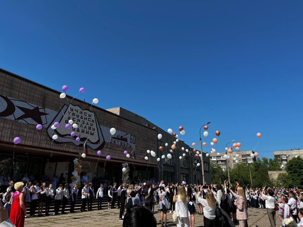 Звенит звонок – приглашает во взрослую жизнь Звенит звонок – приглашает во взрослую жизнь