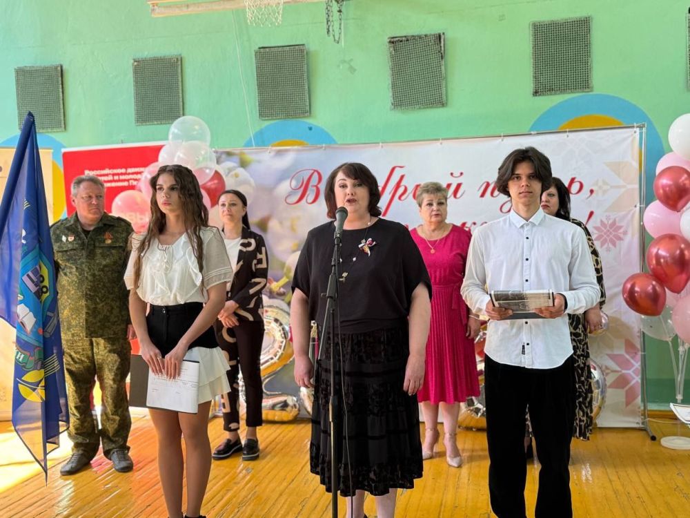 Сегодня традиционный праздник Последнего звонка состоялся в Ровеньковской школе № 9 им. Л.Г. Шевцовой Сегодня традиционный праздник Последнего звонка состоялся в Ровеньковской школе № 9 им. Л.Г. Шевцовой
