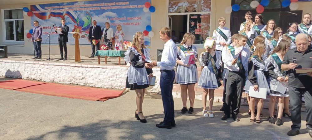 На празднике Последнего звонка в Славяносербской школе имени Дмитрия Полянского депутаты Совета муниципалитета Леонид Чичкан и Максим Покутний вручили активистам «Молодой гвардии Единой России» благодарности от местного... На празднике Последнего звонка в Славяносербской школе имени Дмитрия Полянского депутаты Совета муниципалитета Леонид Чичкан и Максим Покутний вручили активистам «Молодой гвардии Единой России» благодарности от местного...