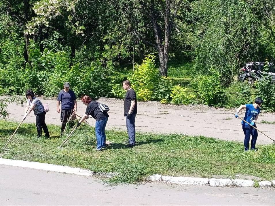 Сергей Колягин: Сегодня в городе Первомайске состоялось очередное общественное уборочное мероприятие, которое в этот раз затронуло одну из центральных улиц города Первомайска – улицу Макушкина Сергей Колягин: Сегодня в городе Первомайске состоялось очередное общественное уборочное мероприятие, которое в этот раз затронуло одну из центральных улиц города Первомайска – улицу Макушкина