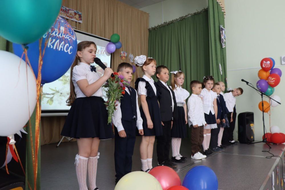 Для северодонецких выпускников прозвенел последний звонок Для северодонецких выпускников прозвенел последний звонок
