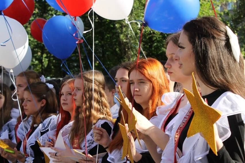 Светлана Алёшина: В Стаханове прошли торжественные линейки по случаю Последнего звонка Светлана Алёшина: В Стаханове прошли торжественные линейки по случаю Последнего звонка