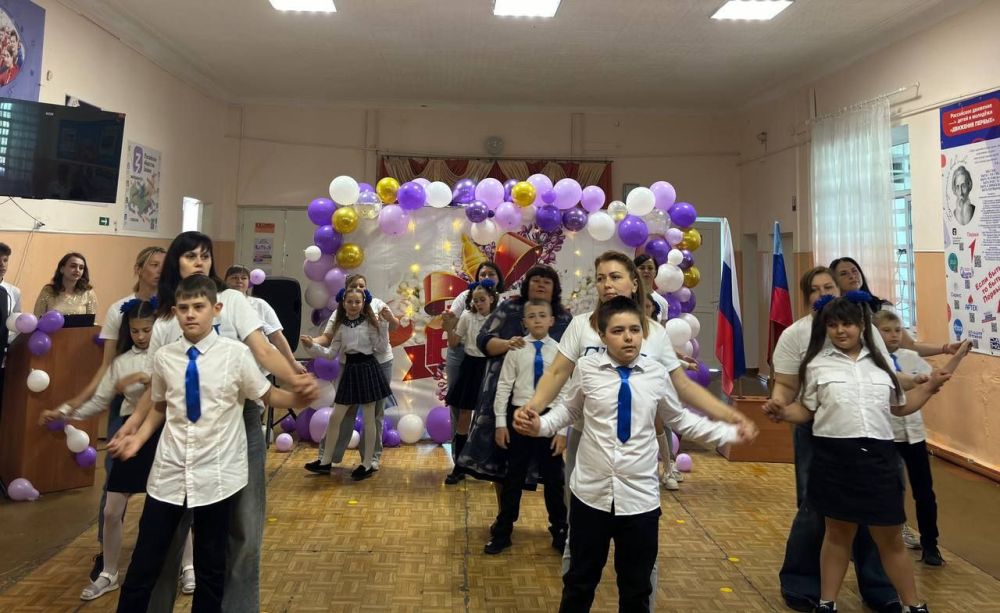 В Ровеньковской школе №12 прошёл долгожданный праздник — Последний звонок В Ровеньковской школе №12 прошёл долгожданный праздник — Последний звонок