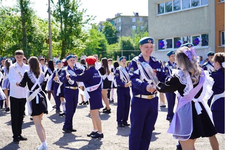 В Свердловском муниципальном округе прозвенел последний звонок В Свердловском муниципальном округе прозвенел последний звонок