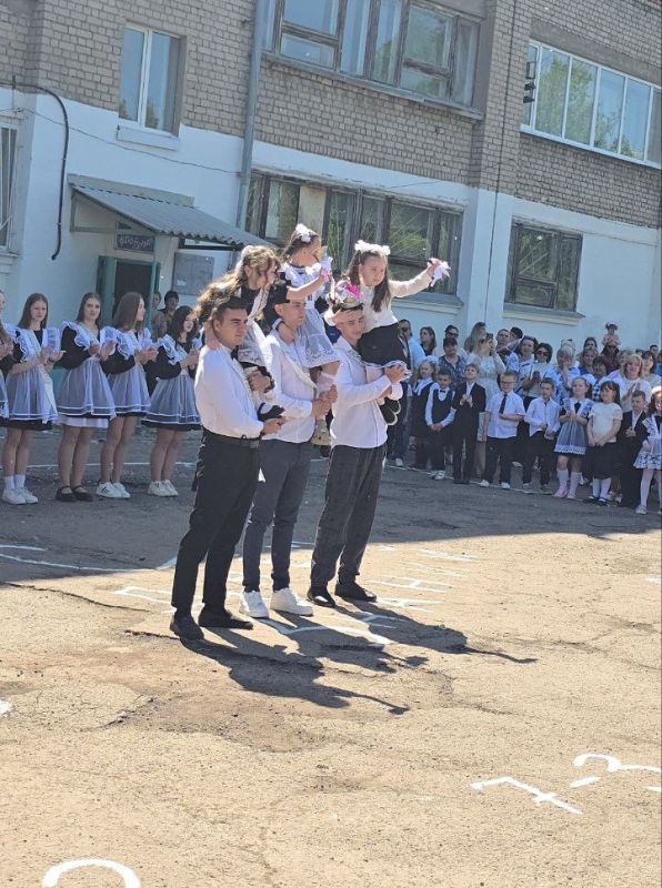 В школах Краснодонщины прозвенел последний звонок В школах Краснодонщины прозвенел последний звонок
