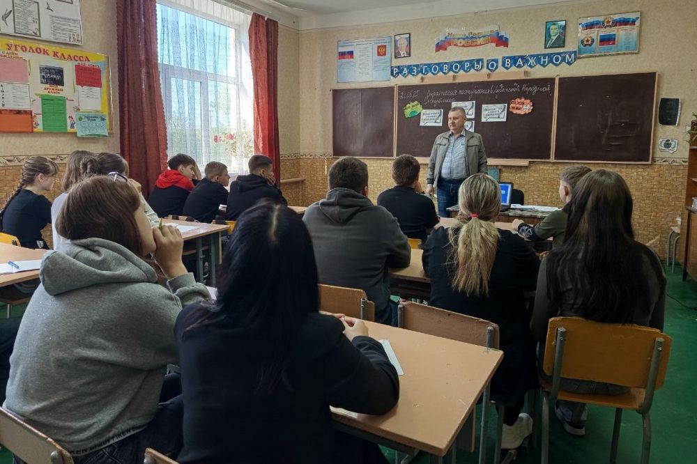 В преддверии летних каникул начальник отдела по ОЖД с. Дарьино-Ермаковка Виктор Столяров встретился с обучающимися и педколлективом Астаховского УВК В преддверии летних каникул начальник отдела по ОЖД с. Дарьино-Ермаковка Виктор Столяров встретился с обучающимися и педколлективом Астаховского УВК