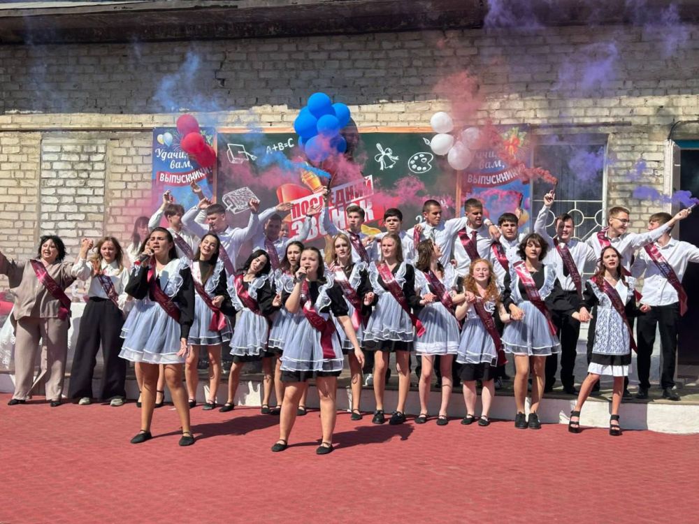 Единороссы Краснолучского местного отделения Единой России поздравили школьников с окончанием учебного года Единороссы Краснолучского местного отделения Единой России поздравили школьников с окончанием учебного года