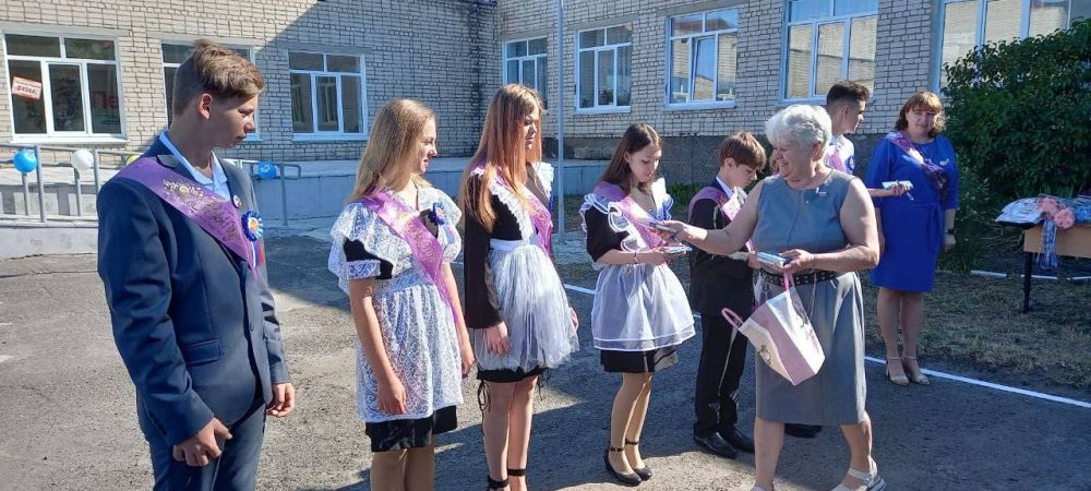 Светлана Гизай: Пролетел последний урок Подмигнул весело май, Потому что последний звонок Нам поёт: «Лето встречай!» Светлана Гизай: Пролетел последний урок Подмигнул весело май, Потому что последний звонок Нам поёт: «Лето встречай!»