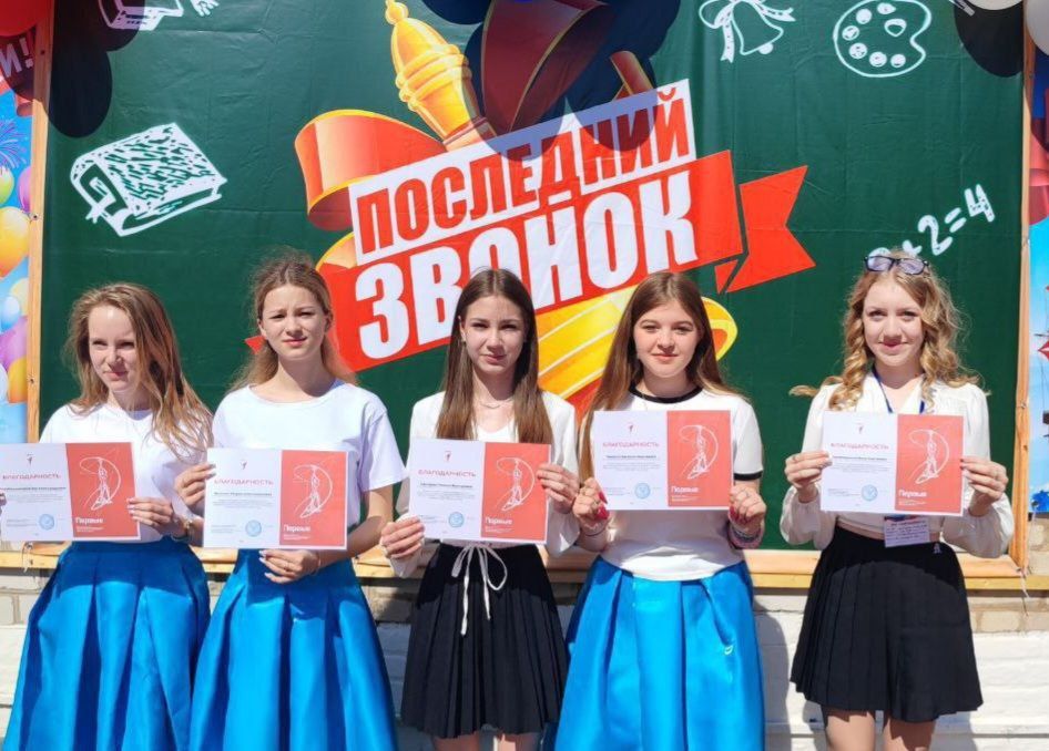 Единороссы Краснолучского местного отделения Единой России поздравили школьников с окончанием учебного года Единороссы Краснолучского местного отделения Единой России поздравили школьников с окончанием учебного года