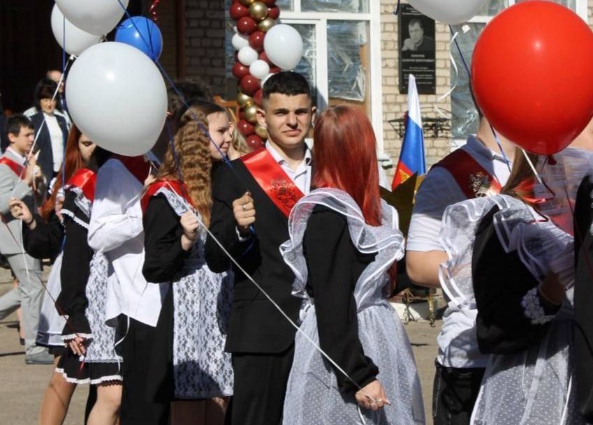 Светлана Алёшина: В Стаханове прошли торжественные линейки по случаю Последнего звонка Светлана Алёшина: В Стаханове прошли торжественные линейки по случаю Последнего звонка