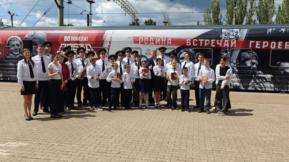 «Единая Россия» организовала для воспитанников детского дома экскурсию на «Поезд Победы» «Единая Россия» организовала для воспитанников детского дома экскурсию на «Поезд Победы»
