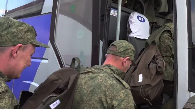 Минобороны сообщило о возвращении еще 303 наших военнослужащих с территорий, которые сейчас контролируются киевским режимом Минобороны сообщило о возвращении еще 303 наших военнослужащих с территорий, которые сейчас контролируются киевским режимом