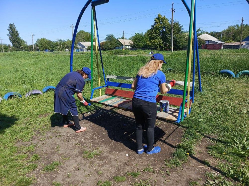Единороссы продолжают благоустраивать свои города и поселки Единороссы продолжают благоустраивать свои города и поселки