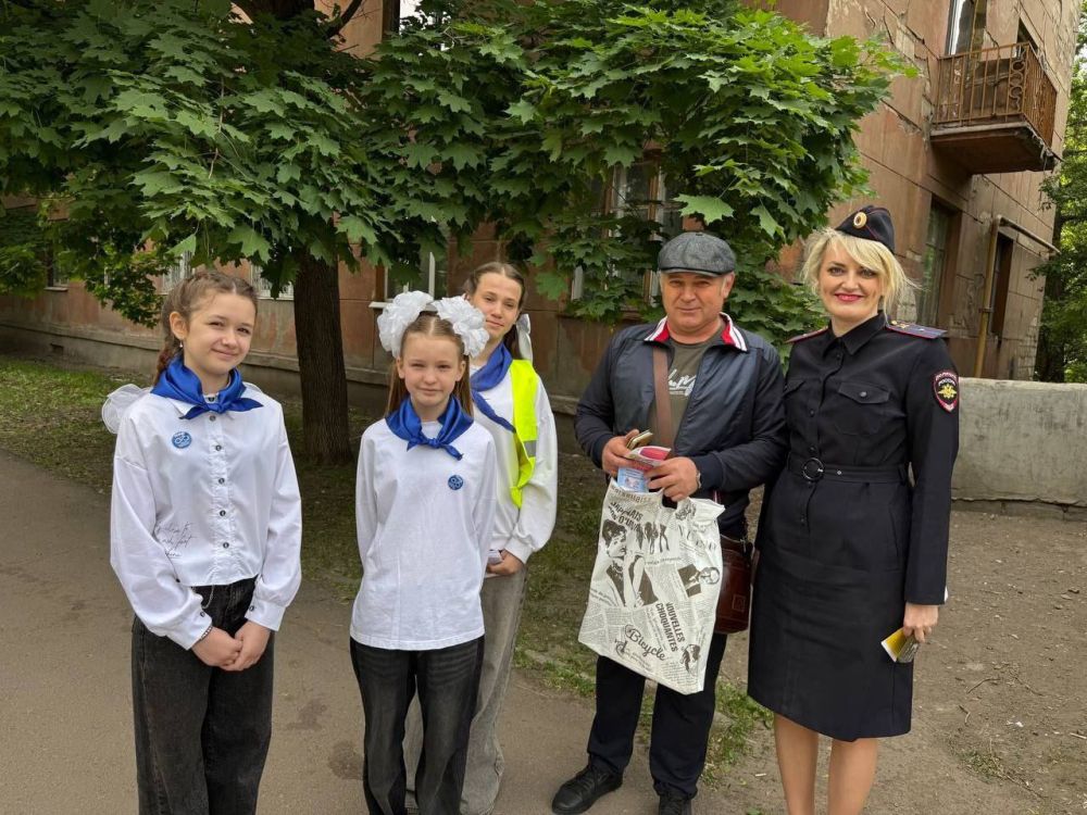 Сотрудники Госавтоинспекции и отряды ЮИД вместе за безопасность дорожного движения Сотрудники Госавтоинспекции и отряды ЮИД вместе за безопасность дорожного движения