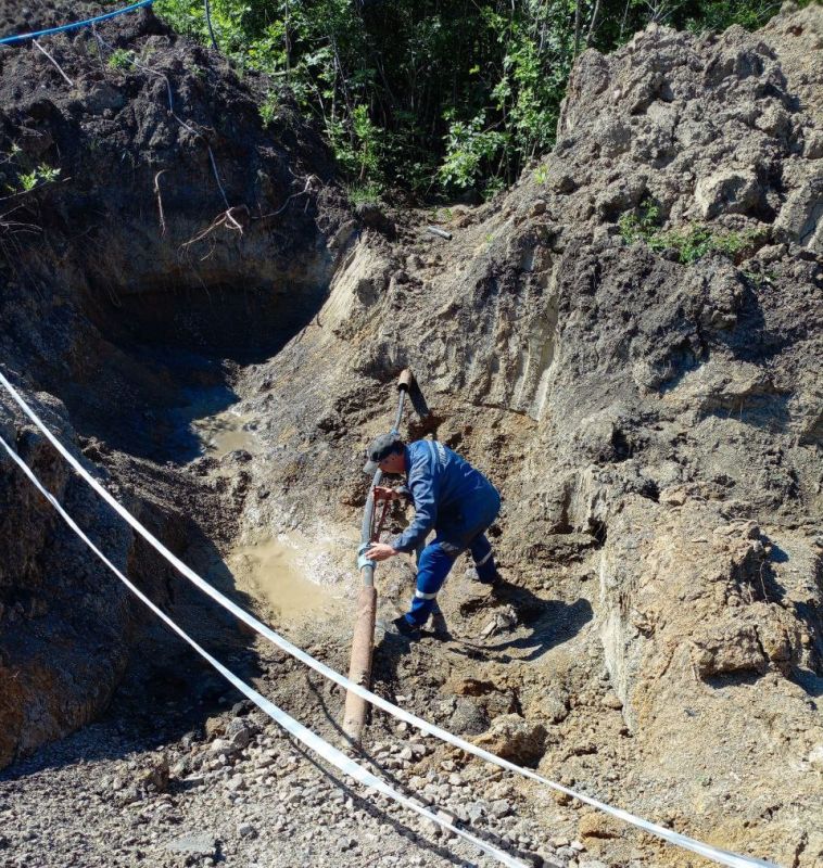 Специалисты Луганскводы произвели замену поврежденного водопроводного участка в п. Краснодон Специалисты Луганскводы произвели замену поврежденного водопроводного участка в п. Краснодон