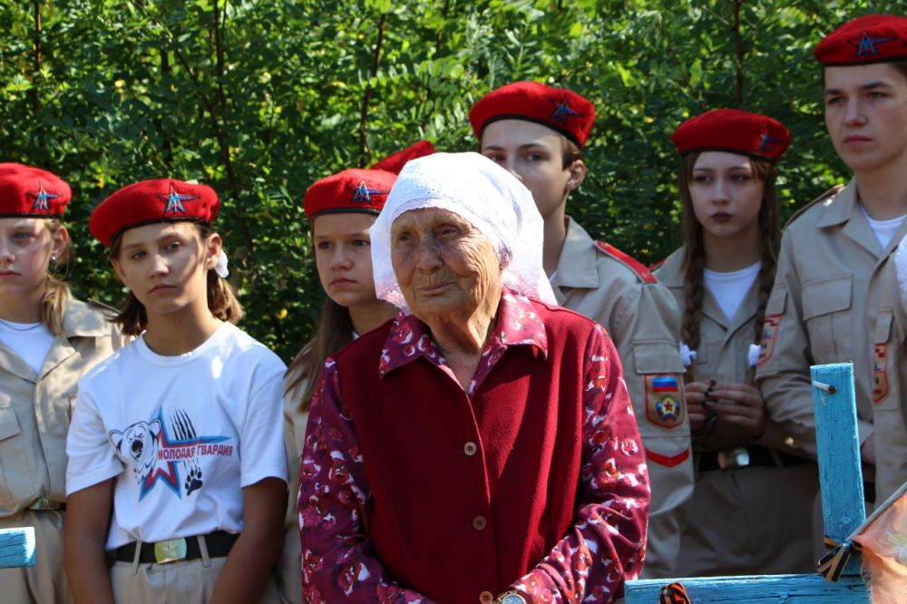 Активисты «Единой России» и юнармейцы Меловского района взяли шефство над могилами солдат ВОВ Активисты «Единой России» и юнармейцы Меловского района взяли шефство над могилами солдат ВОВ