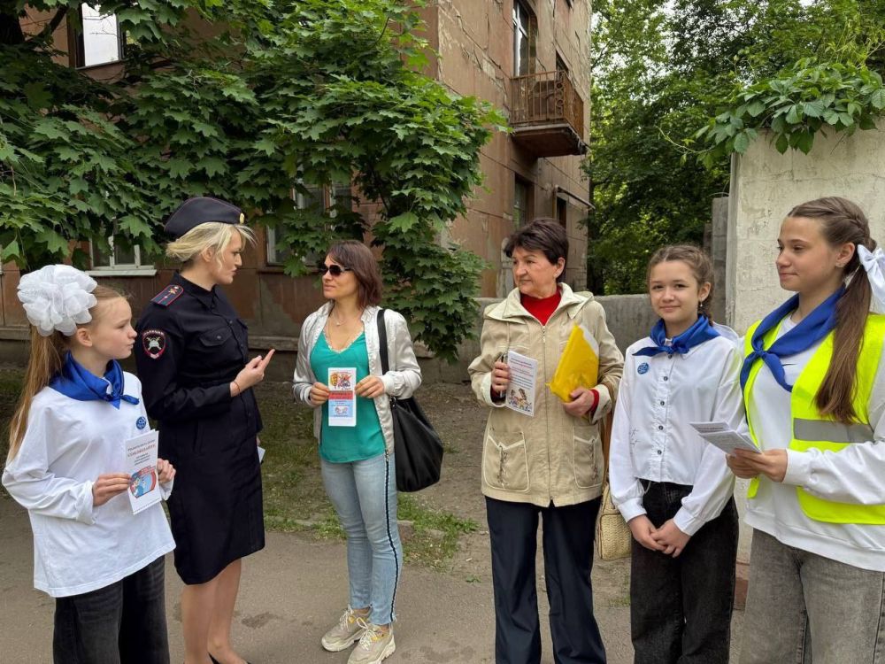 Сотрудники Госавтоинспекции и отряды ЮИД вместе за безопасность дорожного движения Сотрудники Госавтоинспекции и отряды ЮИД вместе за безопасность дорожного движения