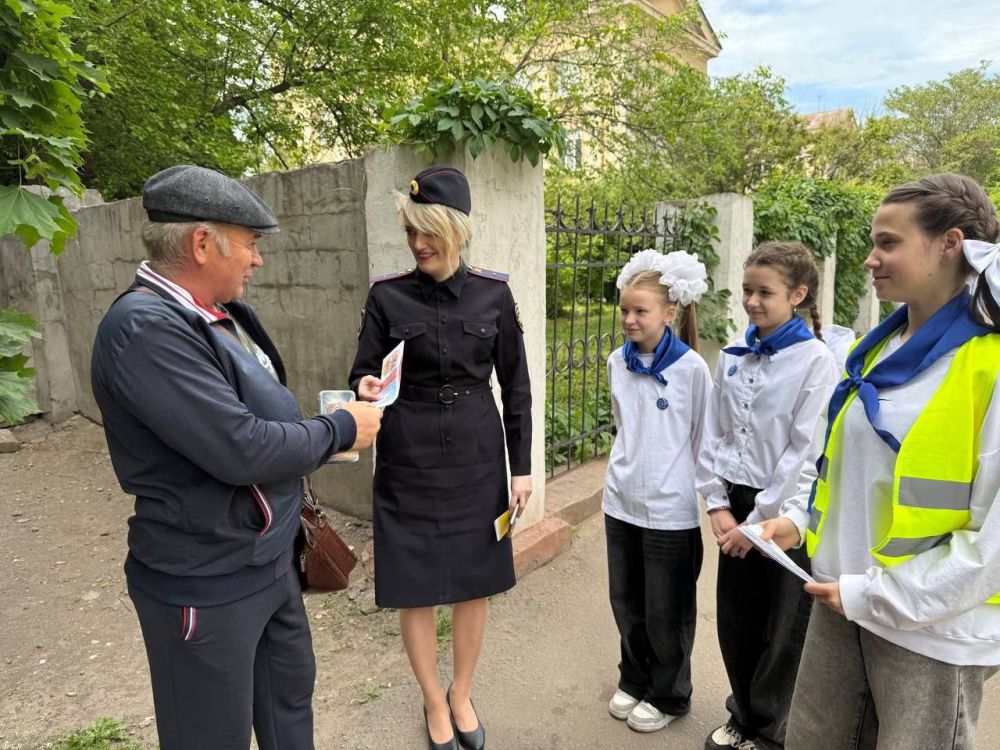 Сотрудники Госавтоинспекции и отряды ЮИД вместе за безопасность дорожного движения Сотрудники Госавтоинспекции и отряды ЮИД вместе за безопасность дорожного движения