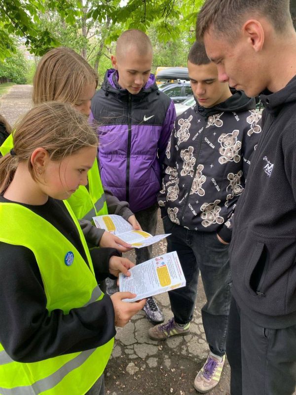 Сотрудники Госавтоинспекции и отряды ЮИД вместе за безопасность дорожного движения Сотрудники Госавтоинспекции и отряды ЮИД вместе за безопасность дорожного движения