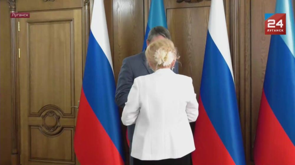 За вклад в развитие Республики Глава ЛНР Леонид Пасечник вручил благодарности и награды девяти руководителям ведущих предприятий