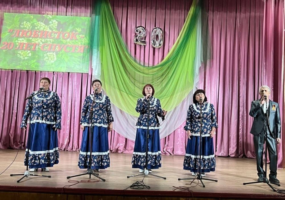 В МБУ «Дворец культуры им. Горького» пгт Крепенский прошел концерт «Любисток – 20 лет спустя», посвященный 20-летнему юбилею вокального ансамбля В МБУ «Дворец культуры им. Горького» пгт Крепенский прошел концерт «Любисток – 20 лет спустя», посвященный 20-летнему юбилею вокального ансамбля
