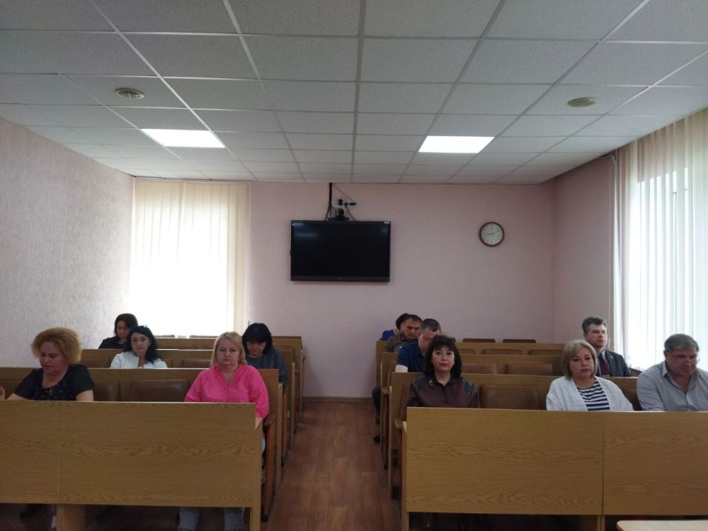 Глава городского округа город Ровеньки Андрей Рубанцов понедельник начал с традиционного рабочего совещания Глава городского округа город Ровеньки Андрей Рубанцов понедельник начал с традиционного рабочего совещания
