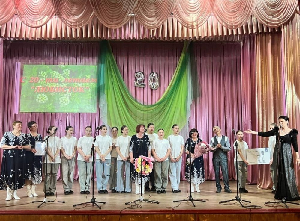 В МБУ «Дворец культуры им. Горького» пгт Крепенский прошел концерт «Любисток – 20 лет спустя», посвященный 20-летнему юбилею вокального ансамбля В МБУ «Дворец культуры им. Горького» пгт Крепенский прошел концерт «Любисток – 20 лет спустя», посвященный 20-летнему юбилею вокального ансамбля