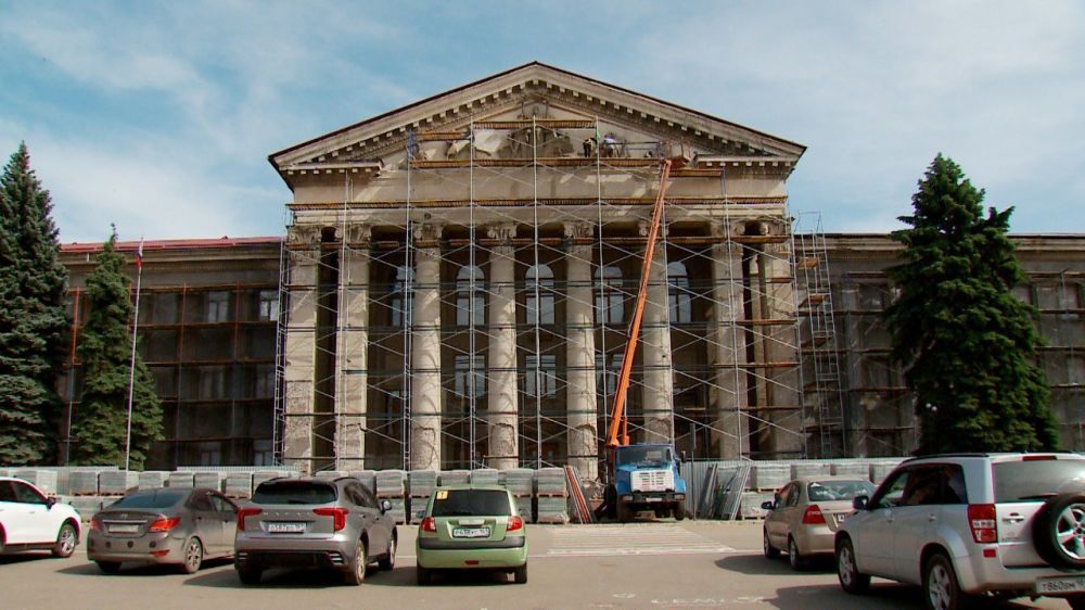 Сегодня в Краснодоне начался демонтаж скульптур, находящихся на фасаде здания ДК им. «Молодой Гвардии». Он продлится в течение 5-7 дней Сегодня в Краснодоне начался демонтаж скульптур, находящихся на фасаде здания ДК им. «Молодой Гвардии». Он продлится в течение 5-7 дней