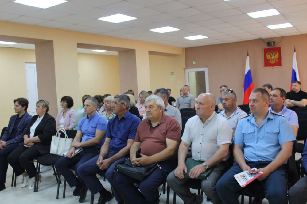 Виталий Коваленко: Сегодня провел еженедельное аппаратное совещание с начальниками структурных подразделений администрации, руководителями предприятий, учреждений и организаций Беловодского муниципального округа Виталий Коваленко: Сегодня провел еженедельное аппаратное совещание с начальниками структурных подразделений администрации, руководителями предприятий, учреждений и организаций Беловодского муниципального округа