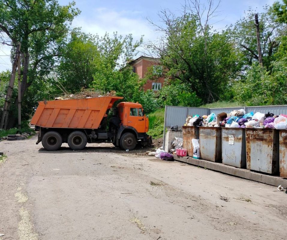 Коммунальные службы проводят работы на территории города Коммунальные службы проводят работы на территории города