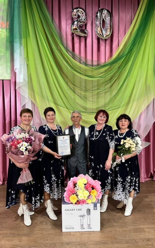 В МБУ «Дворец культуры им. Горького» пгт Крепенский прошел концерт «Любисток – 20 лет спустя», посвященный 20-летнему юбилею вокального ансамбля В МБУ «Дворец культуры им. Горького» пгт Крепенский прошел концерт «Любисток – 20 лет спустя», посвященный 20-летнему юбилею вокального ансамбля