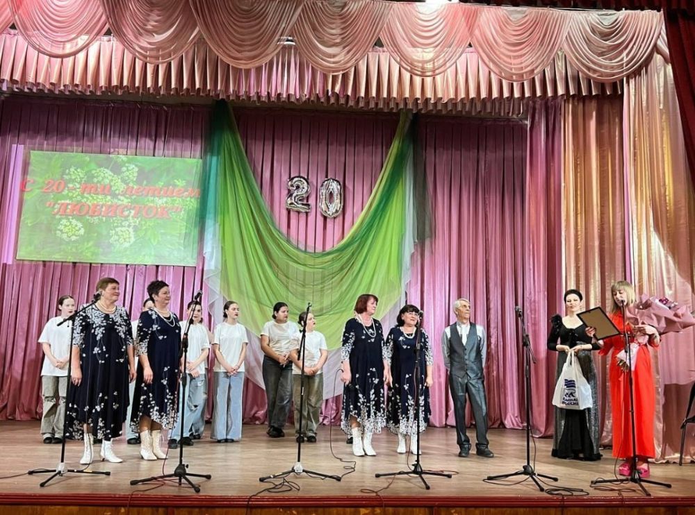 В МБУ «Дворец культуры им. Горького» пгт Крепенский прошел концерт «Любисток – 20 лет спустя», посвященный 20-летнему юбилею вокального ансамбля В МБУ «Дворец культуры им. Горького» пгт Крепенский прошел концерт «Любисток – 20 лет спустя», посвященный 20-летнему юбилею вокального ансамбля