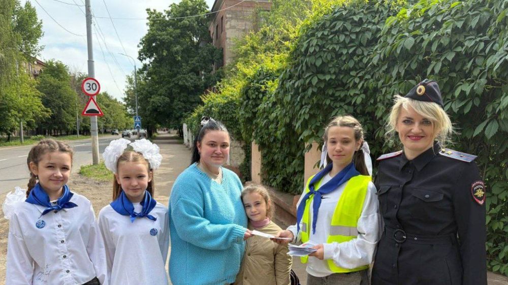 Сотрудники Госавтоинспекции и отряды ЮИД вместе за безопасность дорожного движения Сотрудники Госавтоинспекции и отряды ЮИД вместе за безопасность дорожного движения