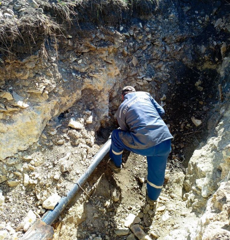 Специалисты Луганскводы произвели замену поврежденного водопроводного участка в п. Краснодон Специалисты Луганскводы произвели замену поврежденного водопроводного участка в п. Краснодон