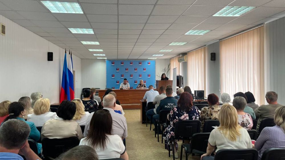 Альберт Зинченко: Сегодня совместно с председателем Совета Станично-Луганского муниципального округа Татьяной Пономаревой провели аппаратное совещание с руководителями структурных подразделений, учреждений и предприятий... Альберт Зинченко: Сегодня совместно с председателем Совета Станично-Луганского муниципального округа Татьяной Пономаревой провели аппаратное совещание с руководителями структурных подразделений, учреждений и предприятий...