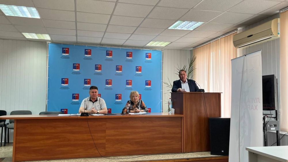 Альберт Зинченко: Сегодня совместно с председателем Совета Станично-Луганского муниципального округа Татьяной Пономаревой провели аппаратное совещание с руководителями структурных подразделений, учреждений и предприятий... Альберт Зинченко: Сегодня совместно с председателем Совета Станично-Луганского муниципального округа Татьяной Пономаревой провели аппаратное совещание с руководителями структурных подразделений, учреждений и предприятий...