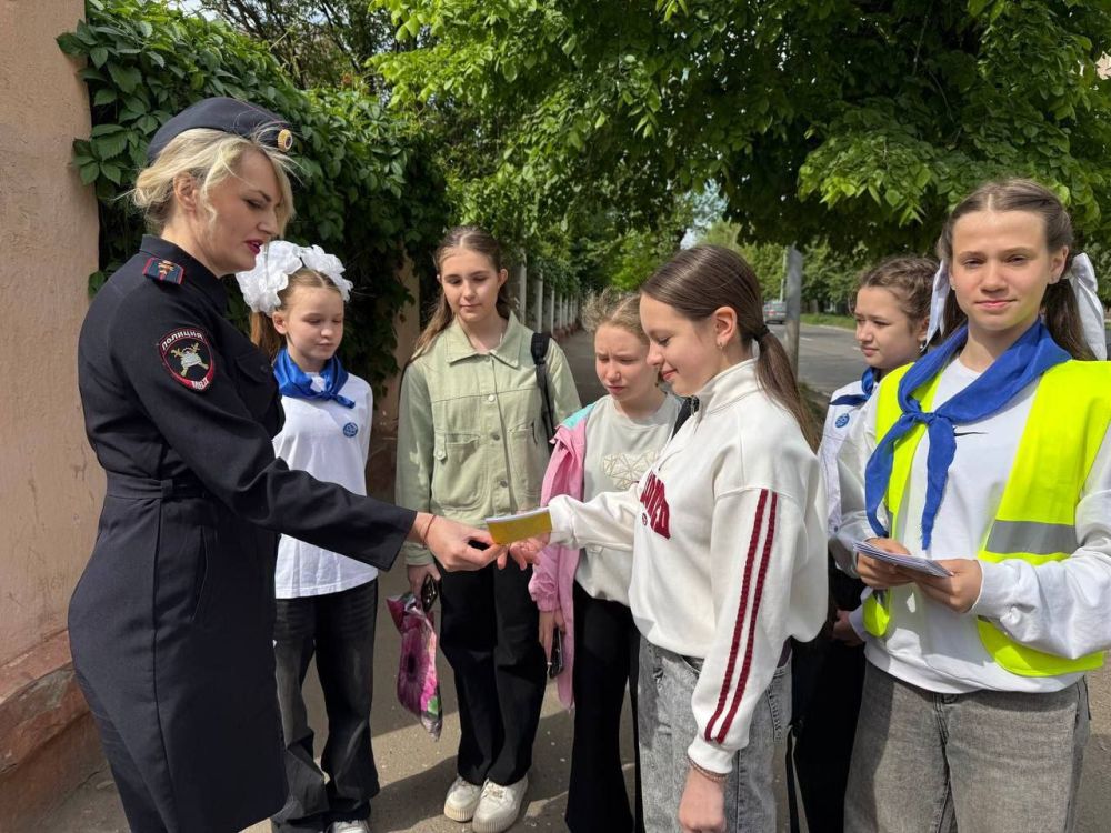 Сотрудники Госавтоинспекции и отряды ЮИД вместе за безопасность дорожного движения Сотрудники Госавтоинспекции и отряды ЮИД вместе за безопасность дорожного движения