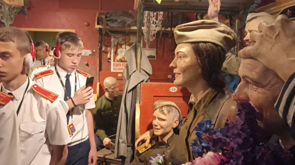 Кадеты и Юнармейцы Ясеновской школы N 2 им. Д. В. Лазутина, при поддержке Администрации городского округа город Ровеньки, посетили Поезд Победы в городе Луганск Кадеты и Юнармейцы Ясеновской школы N 2 им. Д. В. Лазутина, при поддержке Администрации городского округа город Ровеньки, посетили Поезд Победы в городе Луганск
