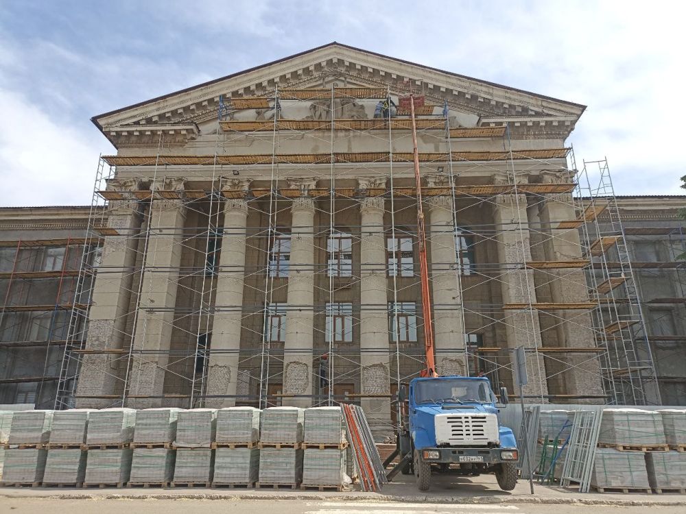 Сергей Козенко: В городе Краснодоне, в рамках специального инфраструктурного проекта, в сотрудничестве с шефом-регионом Тюменской областью специалистами подрядной организации ООО «Артстрой», проводятся работы по капитальному... Сергей Козенко: В городе Краснодоне, в рамках специального инфраструктурного проекта, в сотрудничестве с шефом-регионом Тюменской областью специалистами подрядной организации ООО «Артстрой», проводятся работы по капитальному...