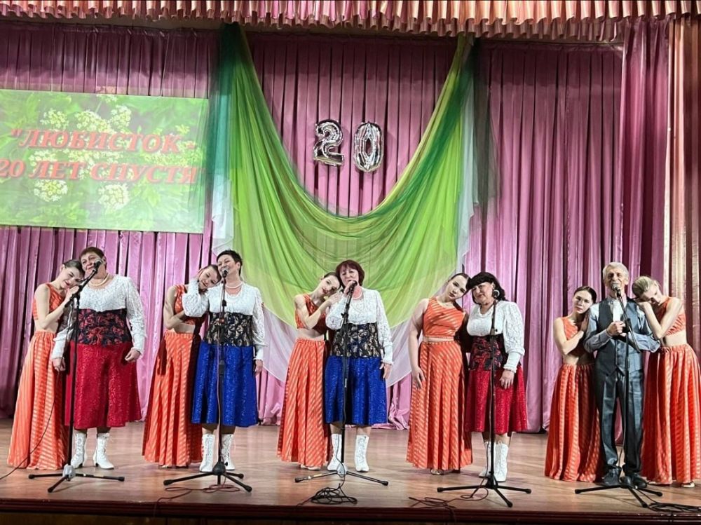 В МБУ «Дворец культуры им. Горького» пгт Крепенский прошел концерт «Любисток – 20 лет спустя», посвященный 20-летнему юбилею вокального ансамбля В МБУ «Дворец культуры им. Горького» пгт Крепенский прошел концерт «Любисток – 20 лет спустя», посвященный 20-летнему юбилею вокального ансамбля